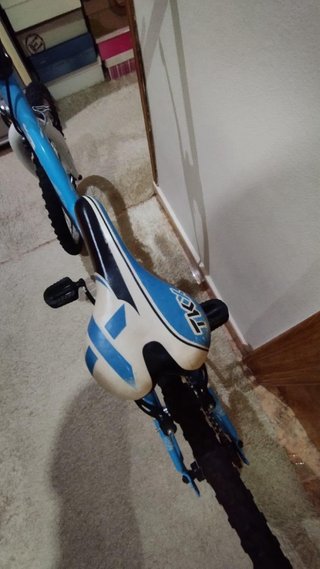 Bicicleta infantil azul + casco de bici