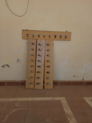 Percheros de madera y metal