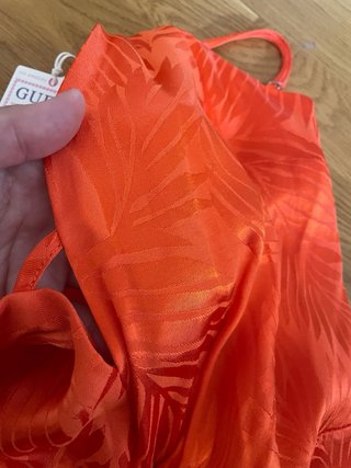 Mono corto Guess naranja con estampado