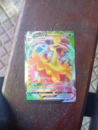 Carta Pokémon Charizard VMAX 330 HP