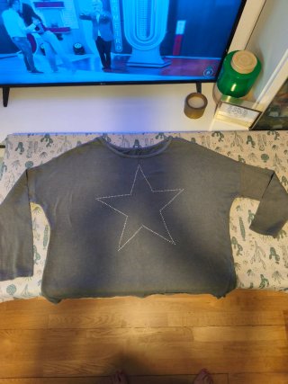 Sudadera gris oversize con estrella