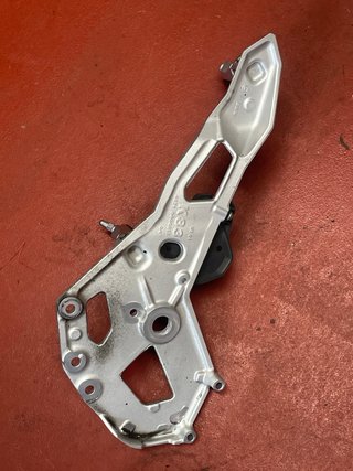 Soporte Estribera Izquierda F900R 2025