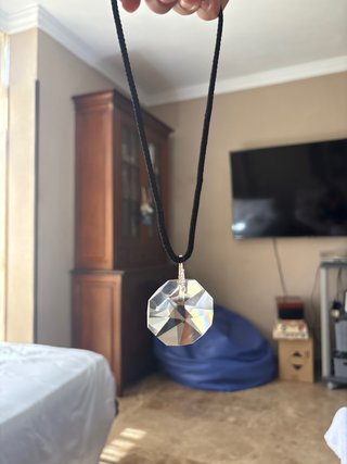 Collar con colgante de cristal facetado