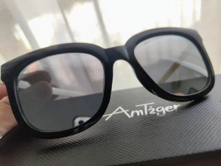 Gafas de sol Antizer negras y doradas.