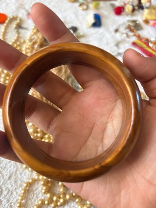 Pulsera de madera marrón y dorada