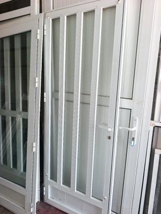 Puerta de aluminio con cristal con Sara dura