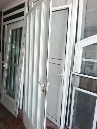 Puerta de aluminio con cristal con Sara dura