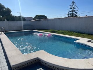 SE ALQUILA  VILLA CON PISCINA