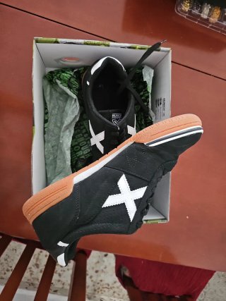 Zapatilla Futsal Munich Negra y Blanca