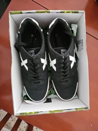 Zapatilla Futsal Munich Negra y Blanca