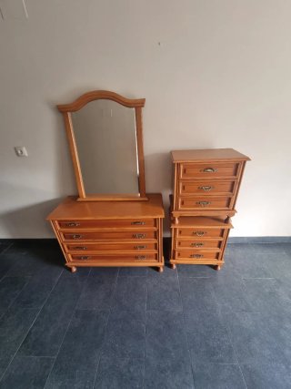 Muebles de madera: 2 mesitas, coqueta y espejo