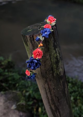 Corona de flores azul marino y naranja ceremonia