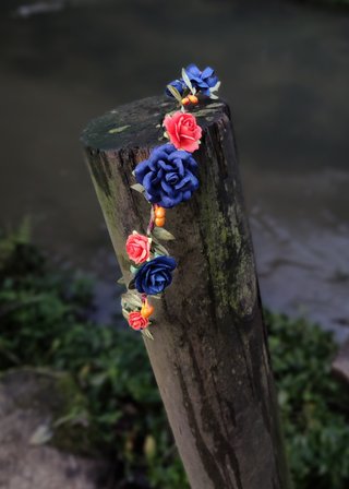 Corona de flores azul marino y naranja ceremonia