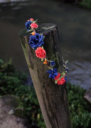 Corona de flores azul marino y naranja ceremonia