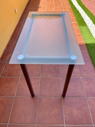 Mesa de cristal y metal