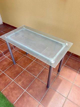 Mesa de cristal y metal
