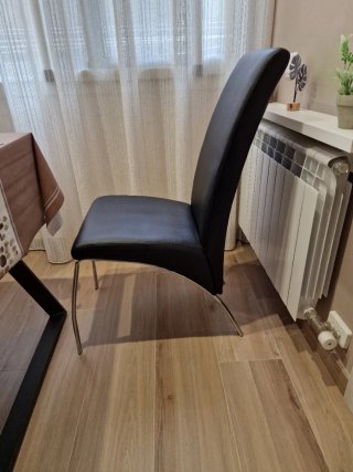 Sillas de comedor negras y plateadas