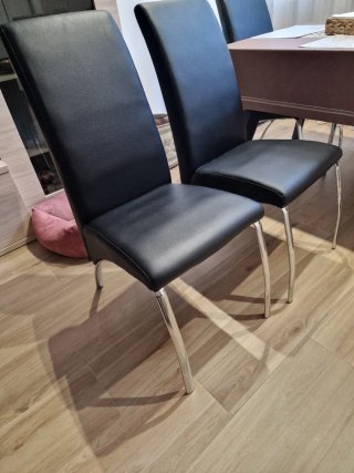 Sillas de comedor negras y plateadas