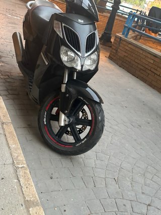 Aprilia Sport City 125 Scooter Negra