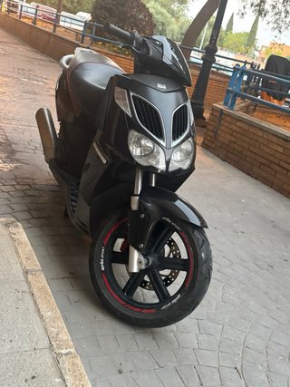 Aprilia Sport City 125 Scooter Negra