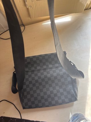 Bolso/Riñonera Louis Vuitton Gris
