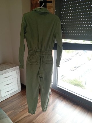 Mono verde con cinturón