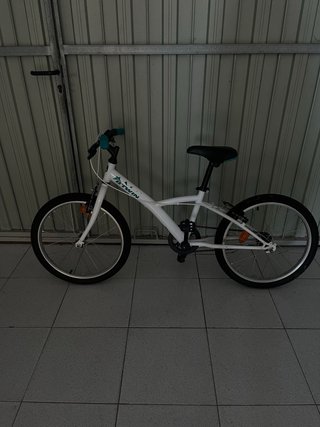 Bicicleta infantil blanca sin cambios