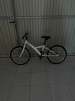 Bicicleta infantil blanca sin cambios