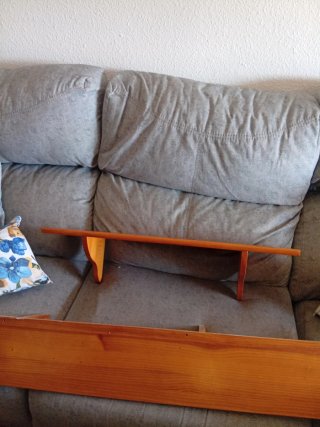 Mesa de centro y estantes