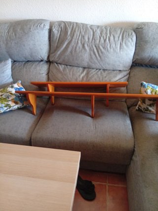 Mesa de centro y estantes