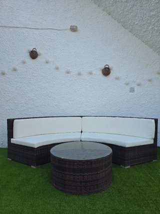 Sofá y mesa de jardín poliratán