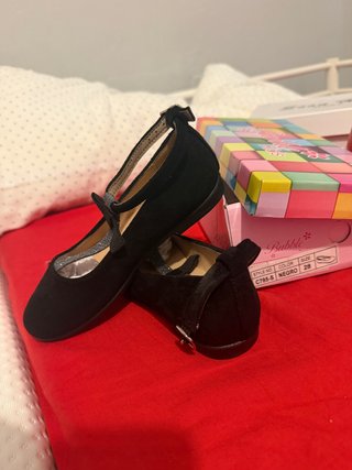 Zapatos negros con tiras plateadas talla 28