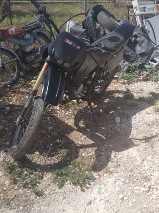 Moto Moped Negra y Roja