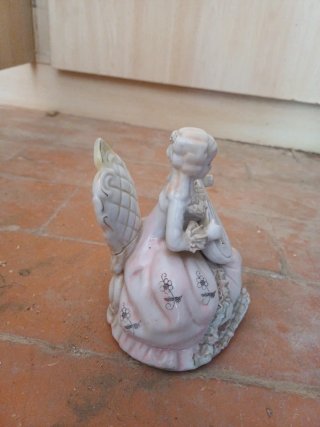 Figura porcelana dama con cítara