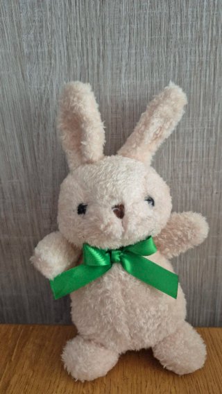 Peluche coniglietto con fiocco verde