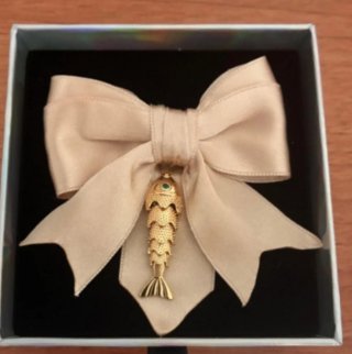 Caramba lazo beige con amuleto pez
