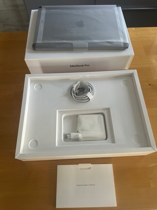 MacBook Pro 13” 2020 i5 256GB – Estado impecable