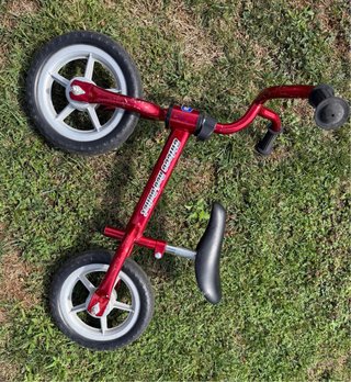 Bicicleta de equilibrio roja