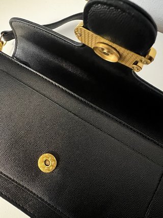 Bolso Coach Negro con Cierre Dorado