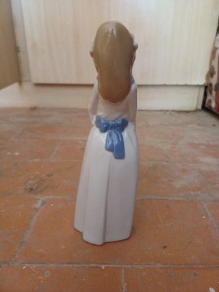 Figura porcelana niña con flor y sombrero