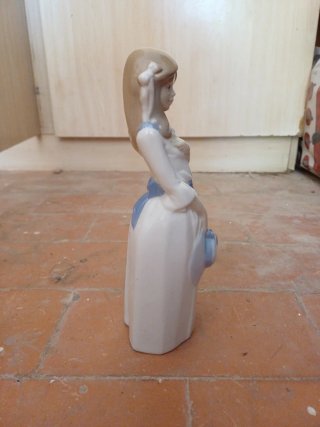 Figura porcelana niña con flor y sombrero