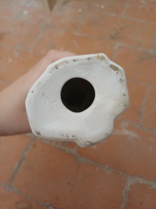 Figura porcelana niña con flor y sombrero