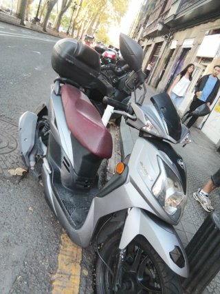 Moto SYM 125 Scooter Roja y Plata