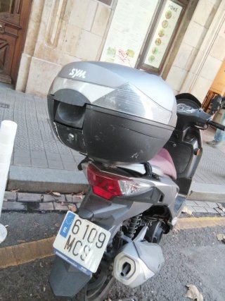 Moto SYM 125 Scooter Roja y Plata