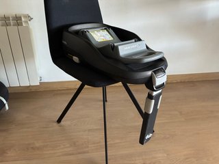 Base Isofix con silla de bebé para coche