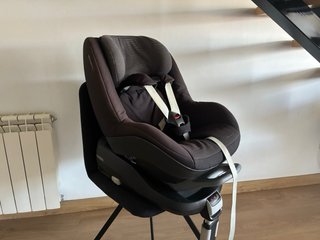 Base Isofix con silla de bebé para coche