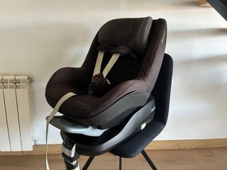Base Isofix con silla de bebé para coche