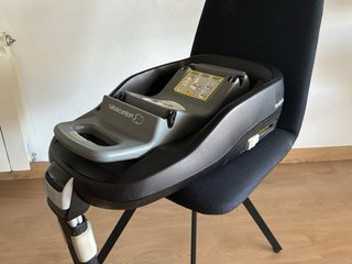 Base Isofix con silla de bebé para coche