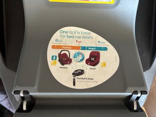 Base Isofix con silla de bebé para coche