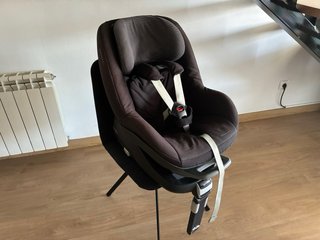 Base Isofix con silla de bebé para coche